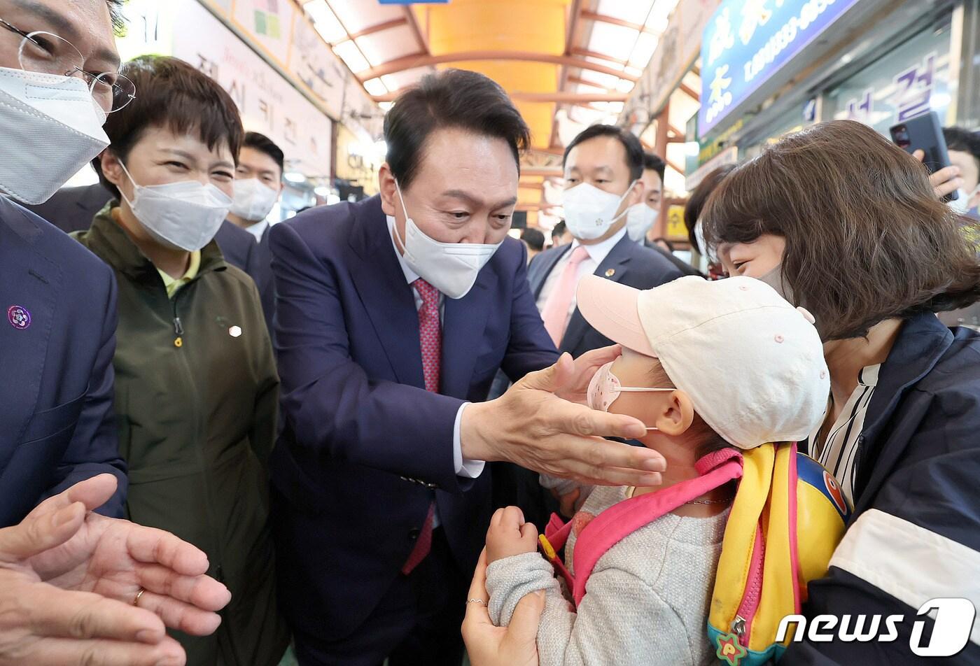 본문 이미지 - 윤석열 대통령 당선인이 2일 오후 경기 용인시 처인구 김량장동 중앙시장을 찾아 어린이와 인사를 하고 있다. 2022.5.2/뉴스1 ⓒ News1 인수위사진기자단