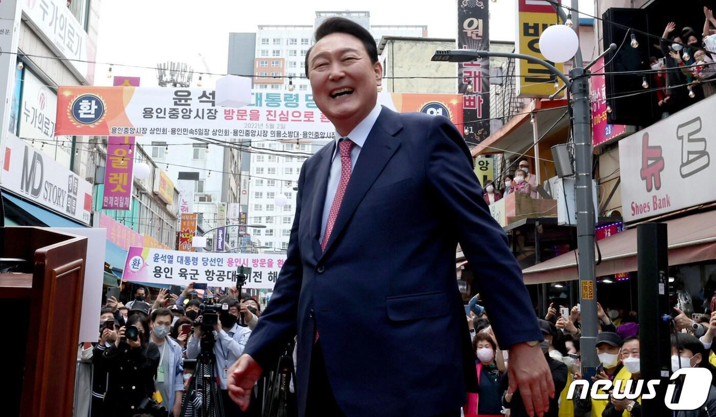 본문 이미지 - 윤석열 대통령 당선인이 2일 오후 경기 용인시 처인구 김량장동 중앙시장을 찾아 감사인사를 하고 있다. 2022.5.2/뉴스1 ⓒ News1 인수위사진기자단