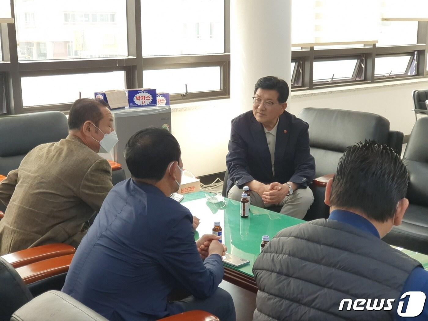 본문 이미지 - 국민의힘 허향진 제주도지사 후보는 2일 제주도 개인택시운송사업조합을 방문, 임원들과 간담회를 갖고 있다.(허향진 후보측 제공)ⓒ 뉴스1