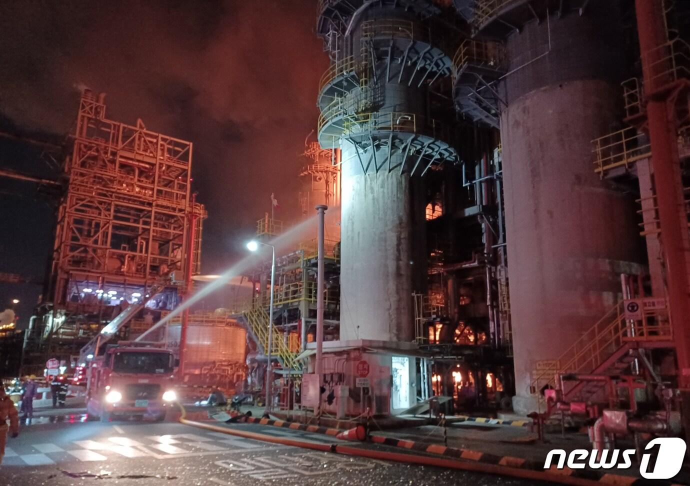 본문 이미지 - 19일 오후 8시51분께 울산시 울주군 온산공단 S-OIL(에쓰오일) 공장에서 폭발 화재 사고가 발생해 소방당국이 진화 작업을 벌이고 있다. (울산소방본부 제공) 2022.5.19/뉴스1 ⓒ News1 조민주 기자