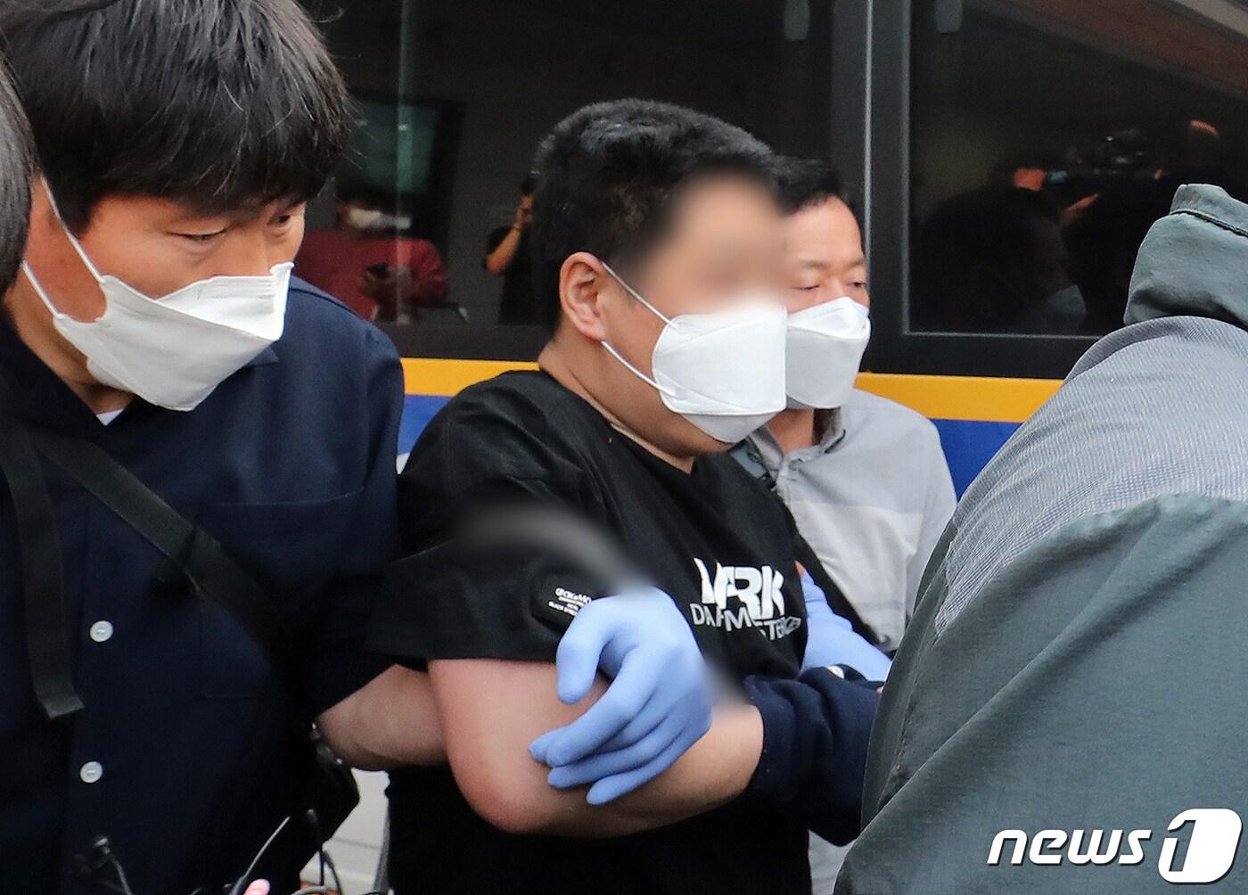 본문 이미지 - 새벽 길거리에서 시민을 무차별 폭행해 1명을 숨지게한 중국 국적 40대 남성이 20일 서울 금천경찰서에서 서울남부지방검찰청으로 송치되고 있다. 2022.5.20/뉴스1 ⓒ News1 장수영 기자