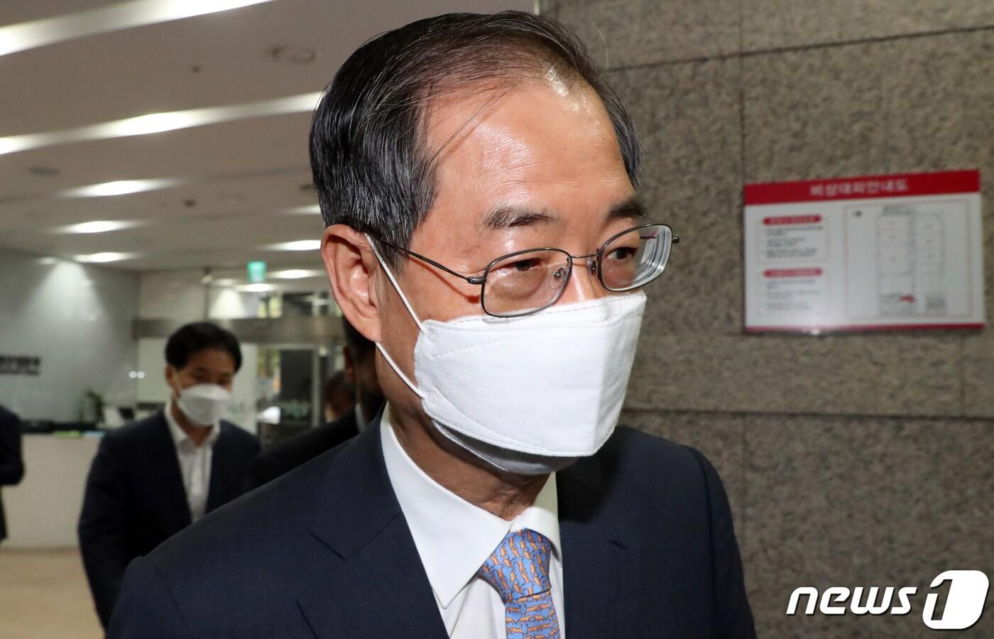 본문 이미지 - 한덕수 국무총리 후보자가 20일 오전 서울 종로구 한국생산성본부에 마련된 인사청문회 준비단 사무실로 출근하고 있다. 2022.5.20/뉴스1 ⓒ News1 김명섭 기자