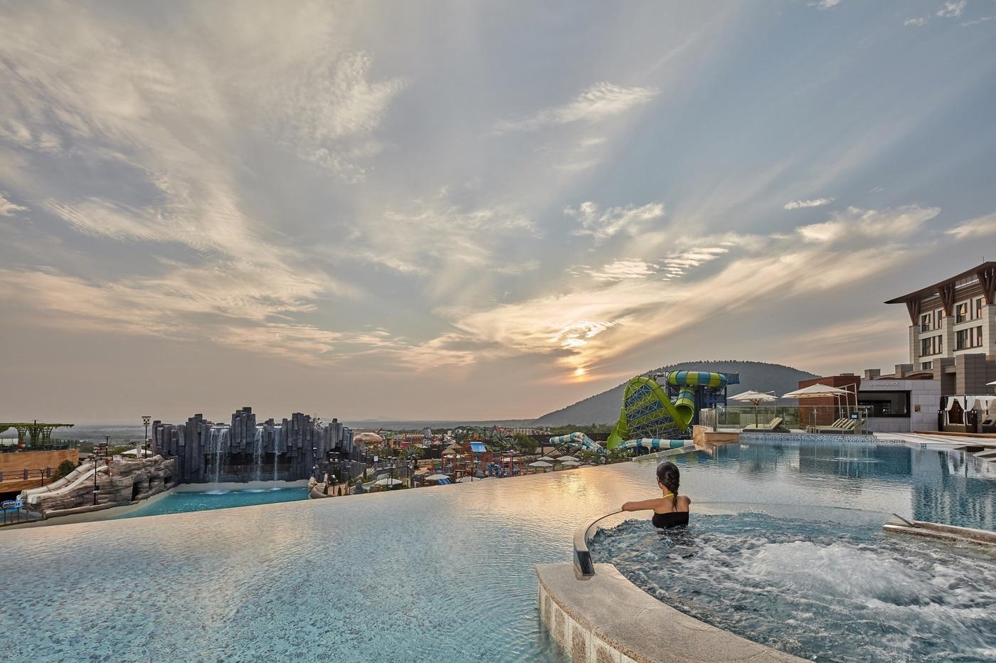 일몰 인증샷 명소 신화관 '스카이 풀'. (제주신화월드 제공) ⓒ 뉴스1