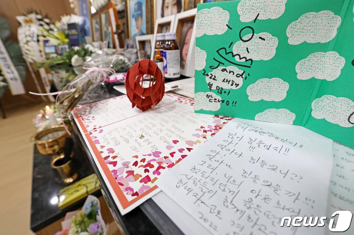 본문 이미지 - 공군 성폭력 피해자 고(故) 이예람 중사 1주기를 하루 앞둔 올해 5월20일 오전 경기 성남시 국군수도병원 장례식장 빈소에 지인이 쓴 편지가 놓여 있다. 2022.5.20/뉴스1 ⓒ News1 이성철 기자