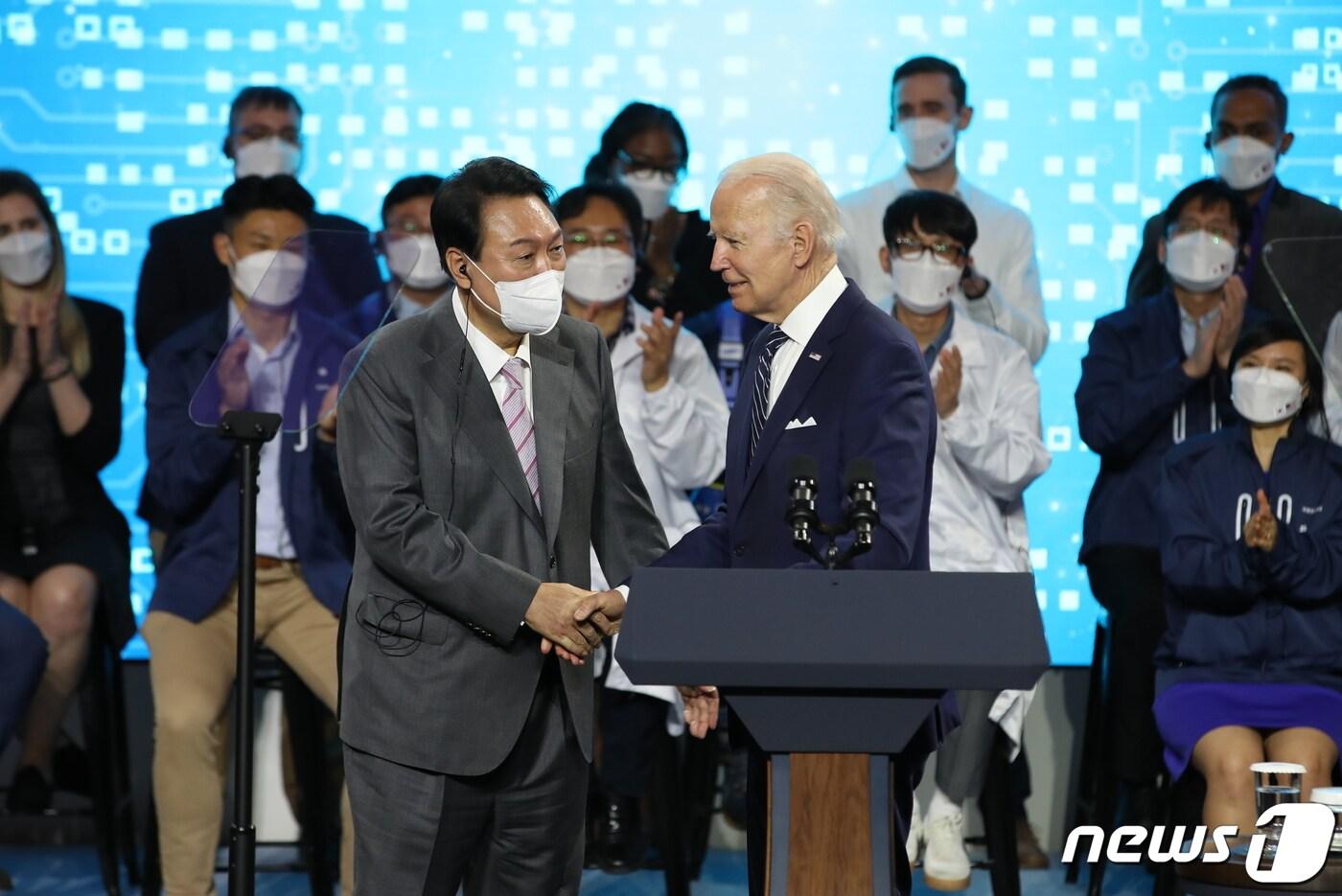 본문 이미지 - 2박 3일의 일정으로 방한한 조 바이든 미국 대통령이 20일 경기 평택 삼성전자 반도체 공장을 방문해 연설을 마친 후 윤석열 대통령과 악수하고 있다. (대통령실사진기자단) 2022.5.20/뉴스1 ⓒ News1 오대일 기자