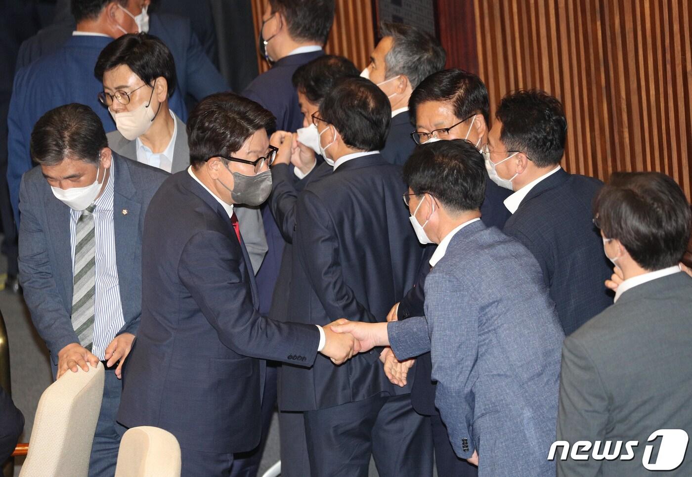 본문 이미지 - 권성동 국민의힘 원내대표가 20일 오후 국회 본회의장에서 열린 한덕수 국무총리 임명동의안 투표가 진행되는 가운데 소속 위원들과 ‘수고했어’라며 인사말을 나누고 있다. (공동취재) 2022.5.20/뉴스1 ⓒ News1 허경 기자