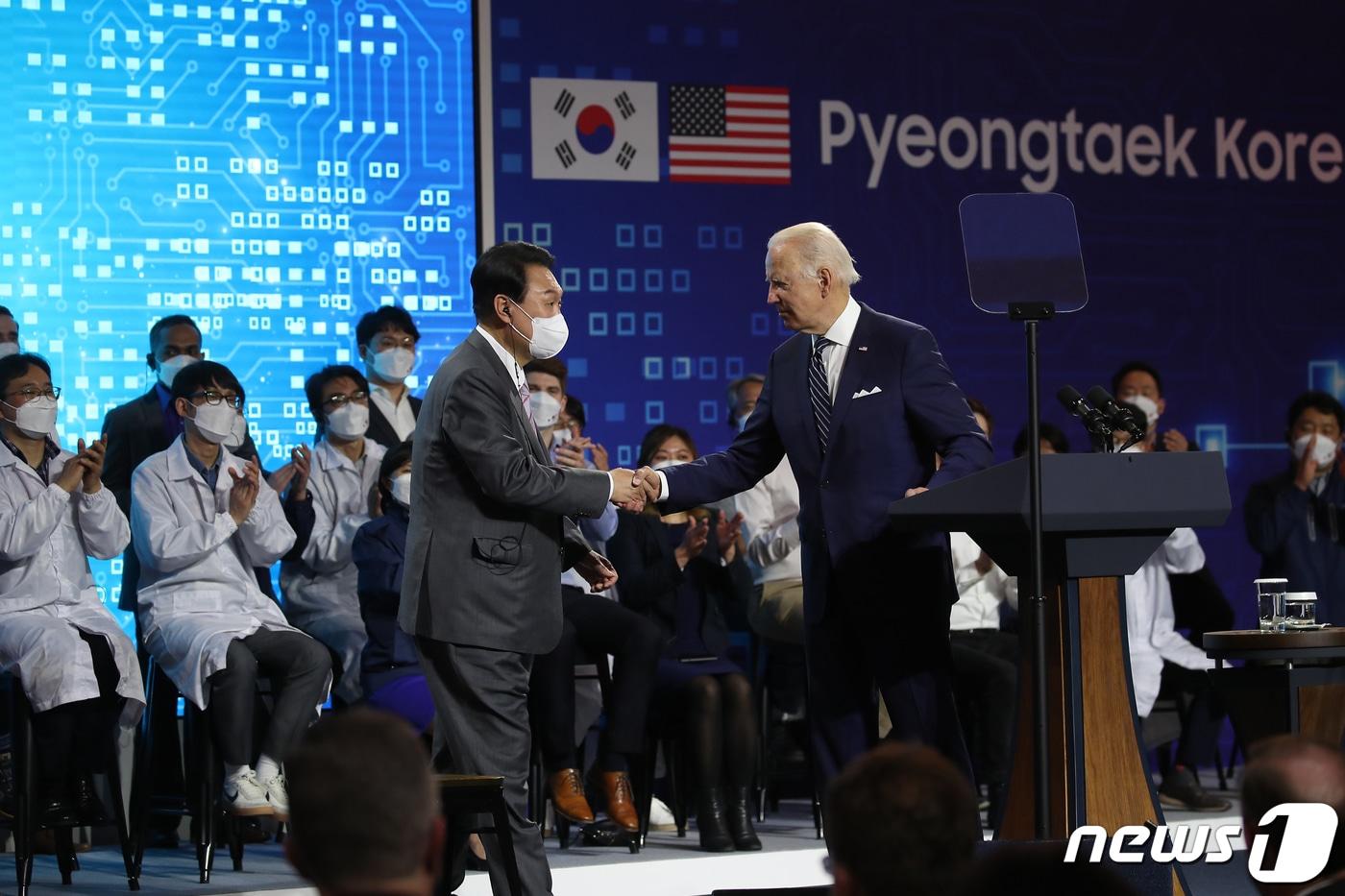 본문 이미지 - 2박 3일의 일정으로 방한한 조 바이든 미국 대통령이 20일 경기 평택 삼성전자 반도체 공장을 방문해 연설을 마친 후 윤석열 대통령과 악수하고 있다. (대통령실사진기자단) 2022.5.20/뉴스1 ⓒ News1 오대일 기자