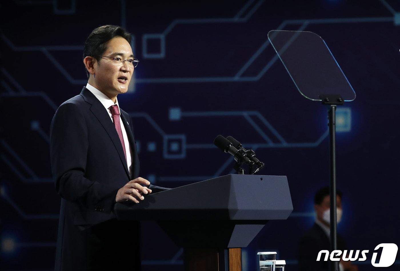 본문 이미지 - 지난해 5월 당시 이재용 삼성전자 부회장이 경기 평택 삼성전자 반도체 공장을 찾은 윤석열 대통령과 조 바이든 미국 대통령을 향해 인사말을 하고 있다. (대통령실사진기자단) 2022.5.20/뉴스1 ⓒ News1 오대일 기자