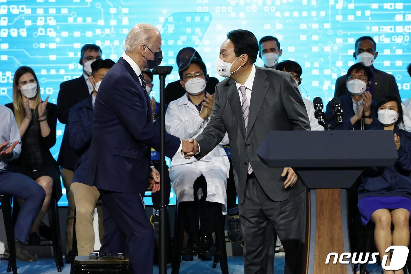 본문 이미지 - 윤석열 대통령이 20일 경기 평택 삼성전자 반도체 공장에서 연설을 마친 후 조 바이든 미국 대통령과 악수하고 있다. (대통령실사진기자단) 2022.5.20/뉴스1 ⓒ News1 오대일 기자