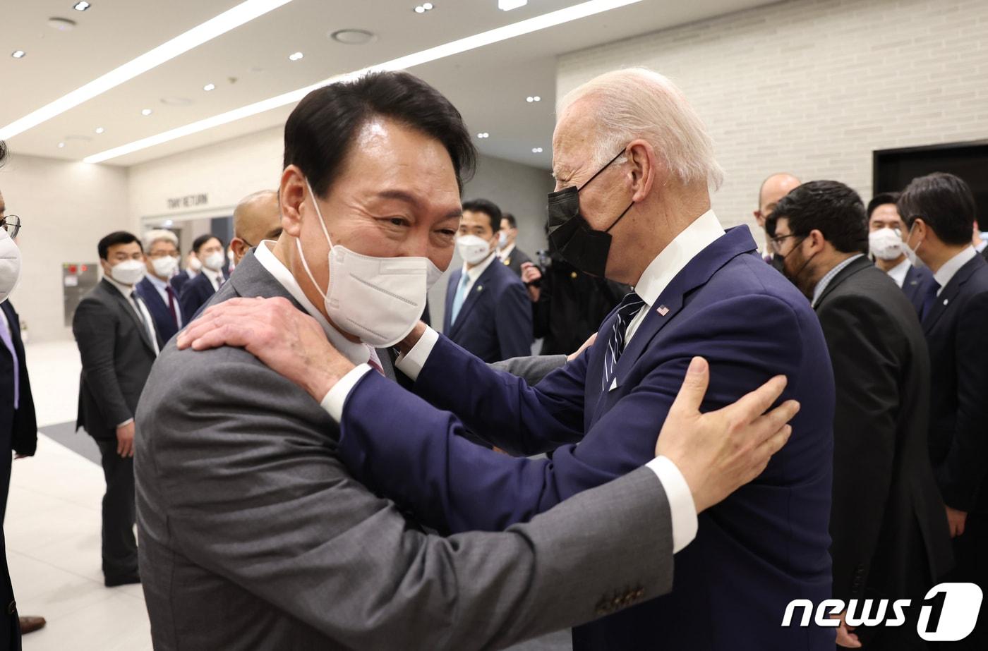 조 바이든 미국 대통령이 20일 경기 평택 삼성전자 반도체 P3 공장을 둘러본 후 이동하던 윤석열 대통령의 어깨에 팔을 올리며 대화하고 있다. (대통령실사진기자단) 2022.5.20/뉴스1 ⓒ News1 오대일 기자