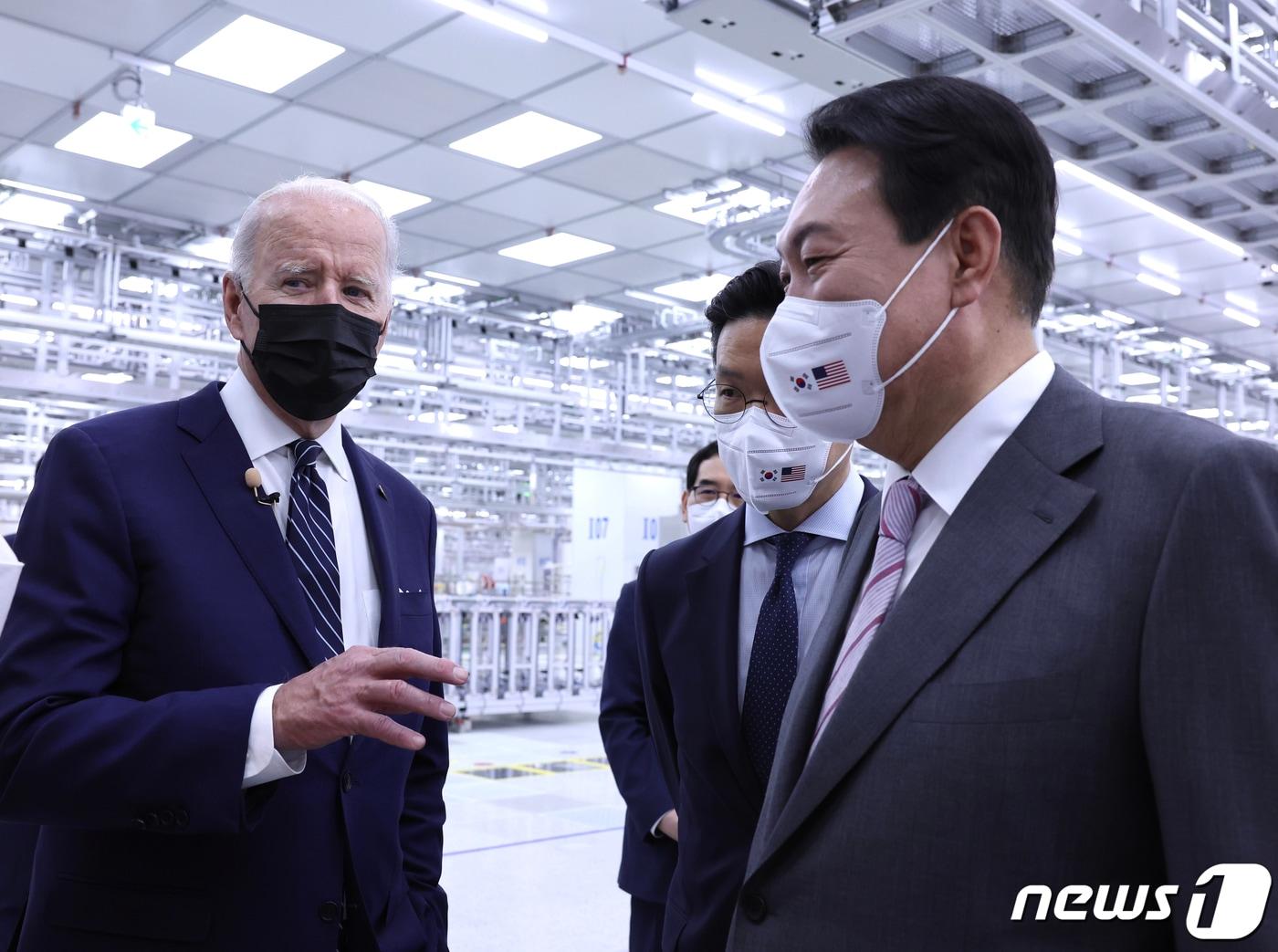 본문 이미지 - 윤석열 대통령과 조 바이든 미국 대통령이 지난 5월20일 경기 평택 삼성전자 반도체 공장을 둘러보며 대화하고 있는 모습. (대통령실사진기자단) 2022.5.20/뉴스1 ⓒ News1 오대일 기자