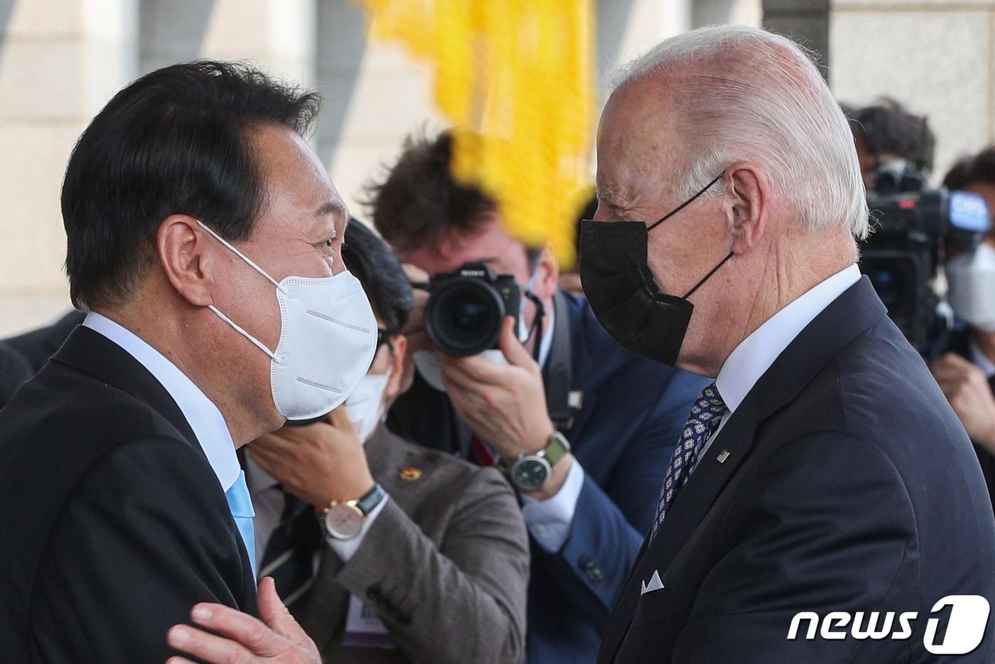 본문 이미지 - 윤석열 대통령이 21일 한미정상회담을 위해 용산 대통령실 청사에 도착한 조 바이든 미국 대통령을 영접하고 있다. (대통령실사진기자단) 2022.5.21/뉴스1 ⓒ News1 안은나 기자