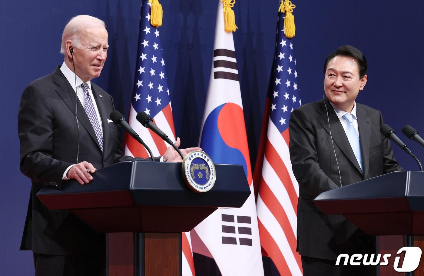 윤석열 대통령(오른쪽)과 조 바이든 미국 대통령이 21일 대통령실 청사 강당에서 한미정상회담 공동 기자회견을 하고 있다. (대통령실사진기자단) 2022.5.21/뉴스1 ⓒ News1 오대일 기자