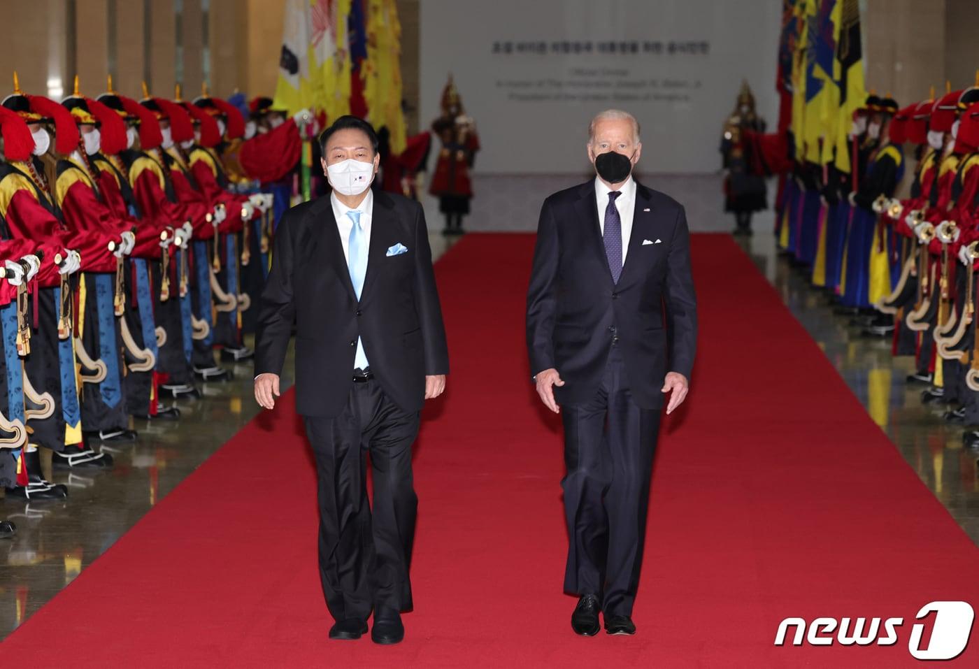 본문 이미지 - 윤석열 대통령과 조 바이든 미국 대통령이 21일 오후 서울 용산구 국립중앙박물관에서 열린 한미정상 환영만찬에 입장하고 있다. (대통령실사진기자단) 2022.5.21/뉴스1 ⓒ News1 안은나 기자