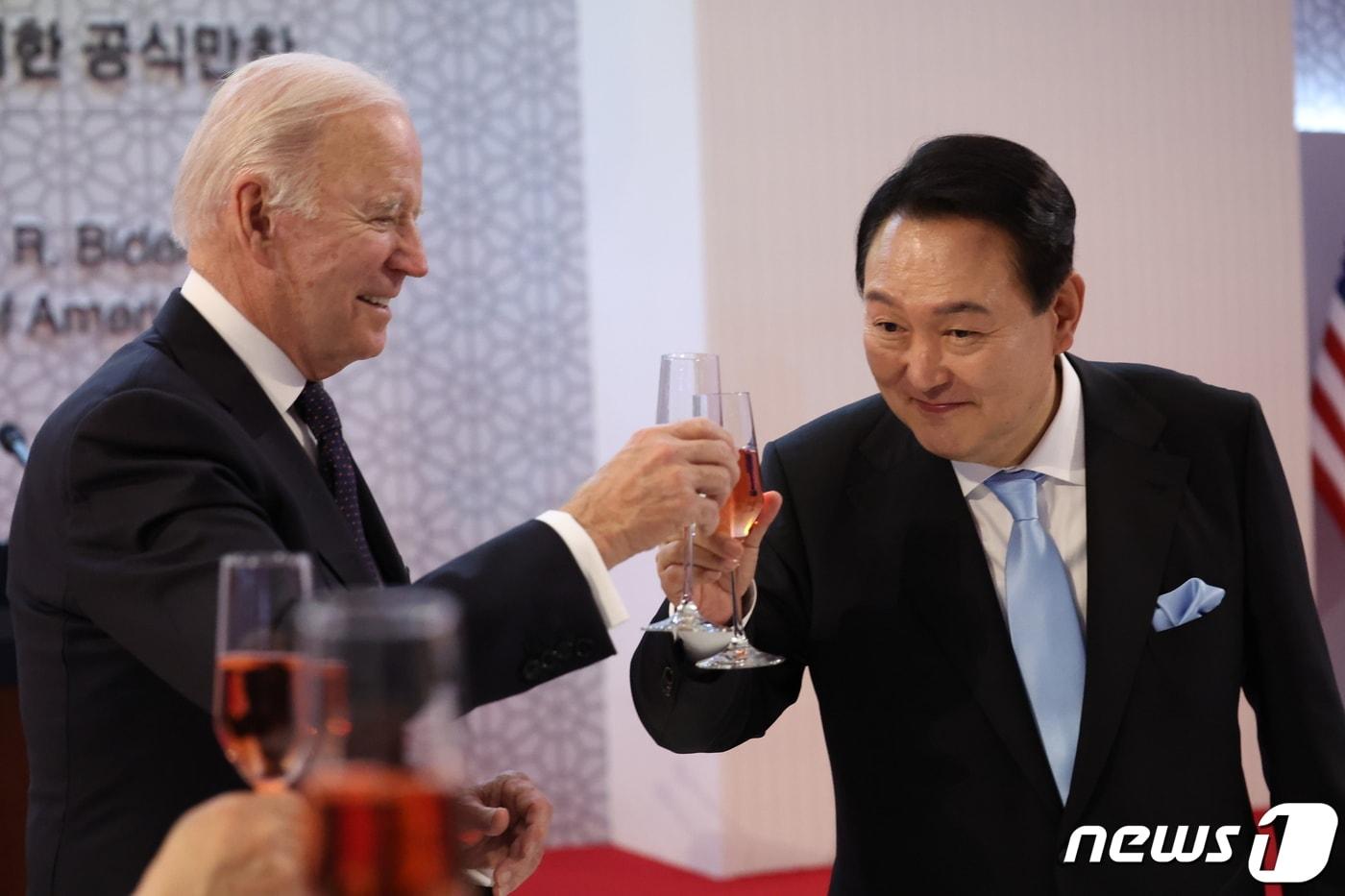 본문 이미지 - 윤석열 대통령과 조 바이든 미국 대통령이 지난해 5월21일 오후 서울 용산구 국립중앙박물관에서 열린 한미정상 환영만찬에서 건배하고 있다. (대통령실 제공) 2022.5.21/뉴스1 ⓒ News1 안은나 기자