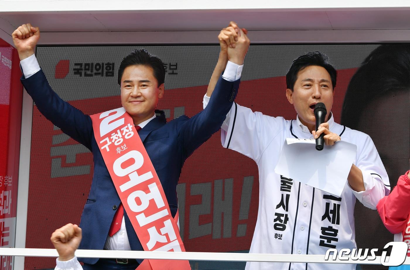 본문 이미지 - 오세훈 국민의힘 서울시장 후보가 21일 도봉구 창동 이마트 앞에서 열린 오언석 도봉구청장 후보의 6·1 지방선거 유세장을 찾아 지지를 호소하고 있다.(오언석 캠프 제공) 2022.5.22/뉴스1 ⓒ News1 포토공용 기자