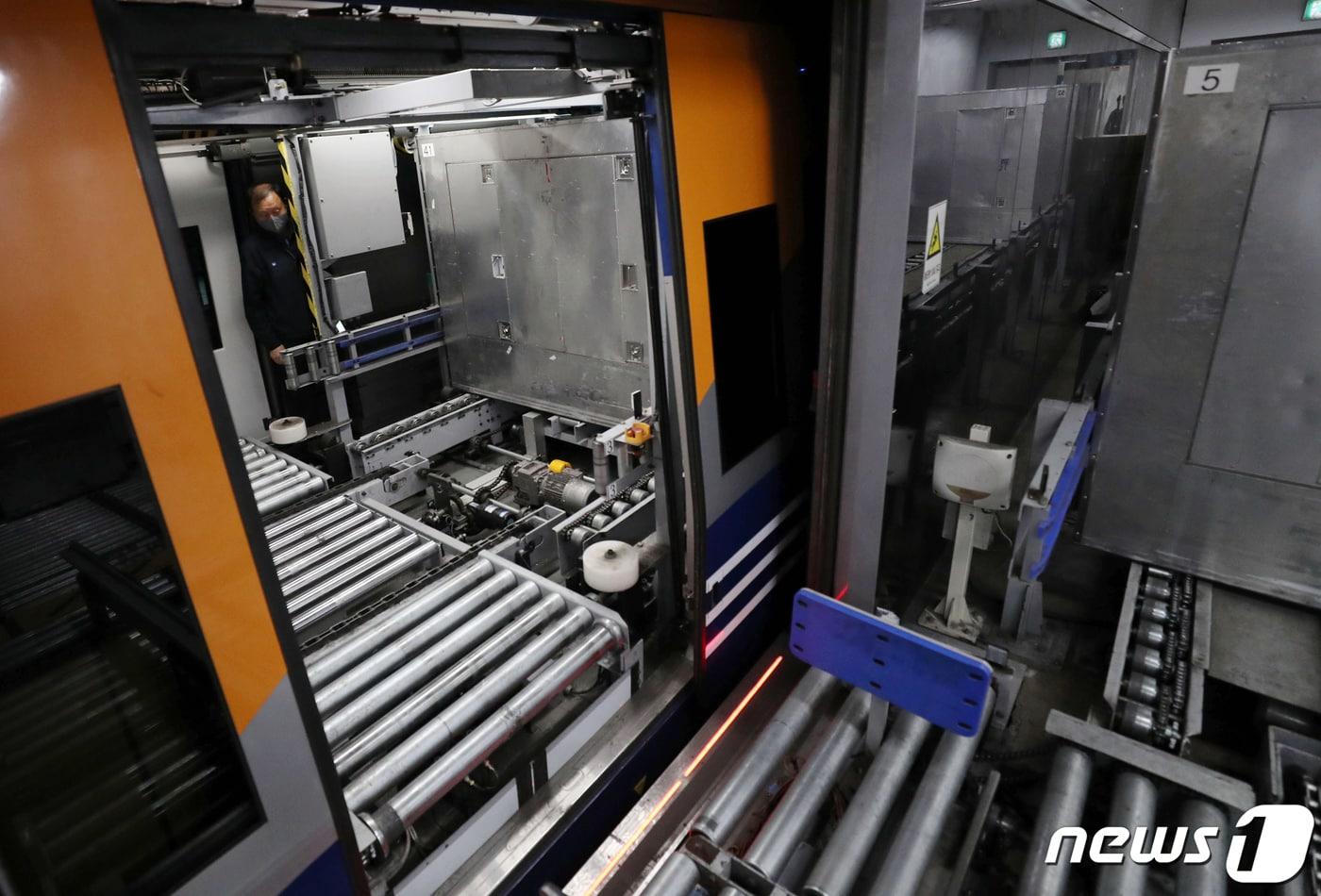 서울역 도심공항터미널 수하물처리시설(BHS)에서 직원들이 승객들의 수하물이 담긴 항공화물 탑재용기(ULD)를 공항철도 직통열차에 싣고 있다.. (공동취재사진)2022.5.22/뉴스1 ⓒ News1 정진욱 기자