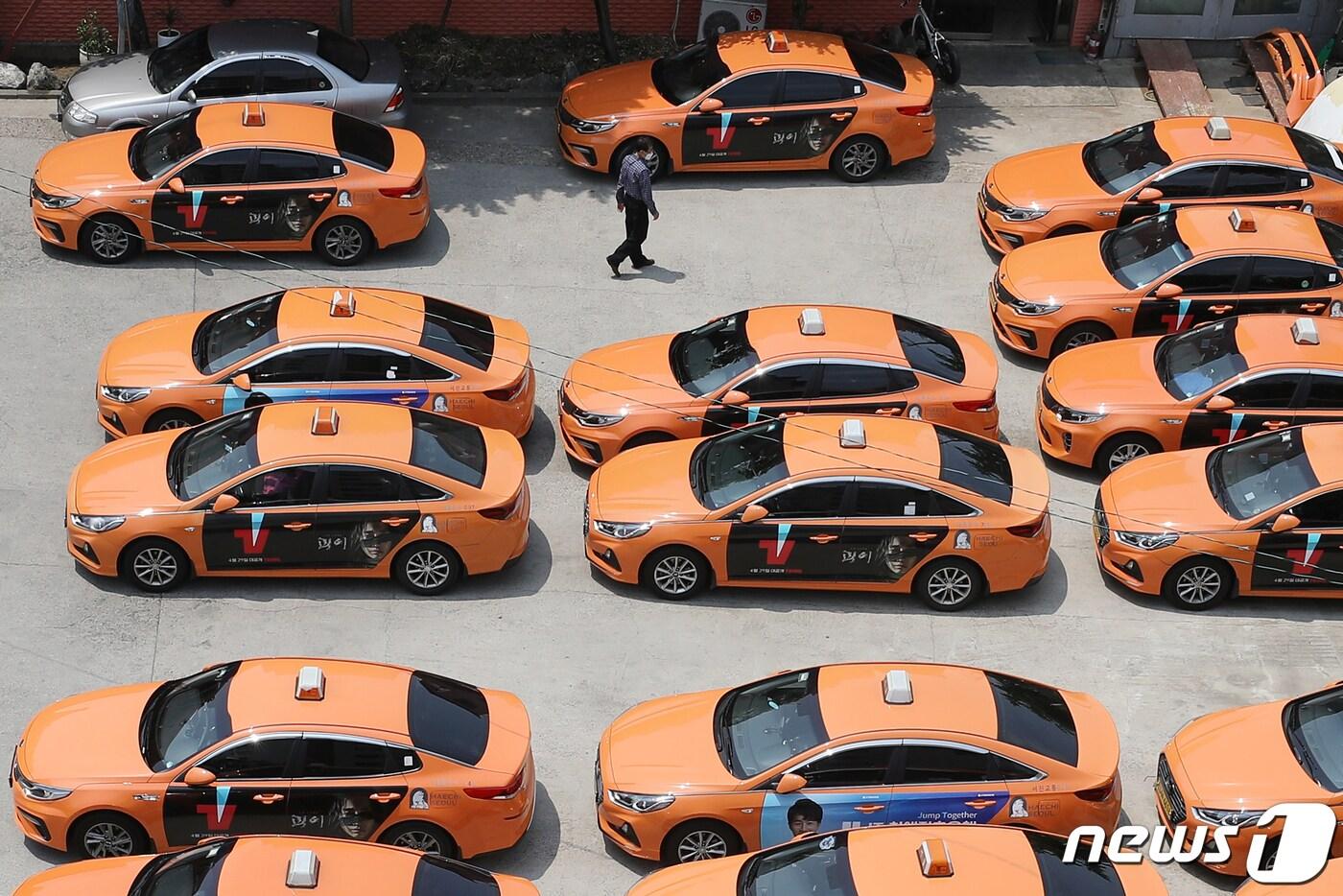 서울 송파구의 한 법인택시 운수업체 차고지에 택시가 가득 들어차 있다.(사진은 기사 내용과 관련 없음) /뉴스1 ⓒ News1 민경석 기자