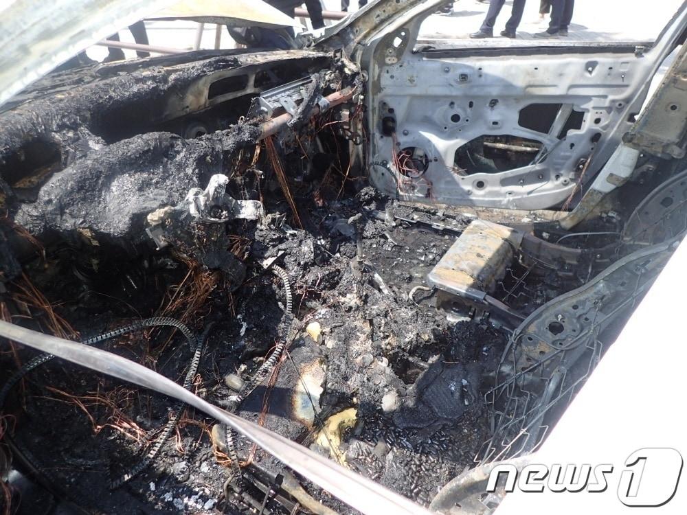 본문 이미지 - 22일 오전 10시51분께 부산 동래구 도시철도 동래역 인근 도로에서 한 택시에 불이 나 내부가 소훼된 모습.(부산소방재난본부 제공)ⓒ 뉴스1