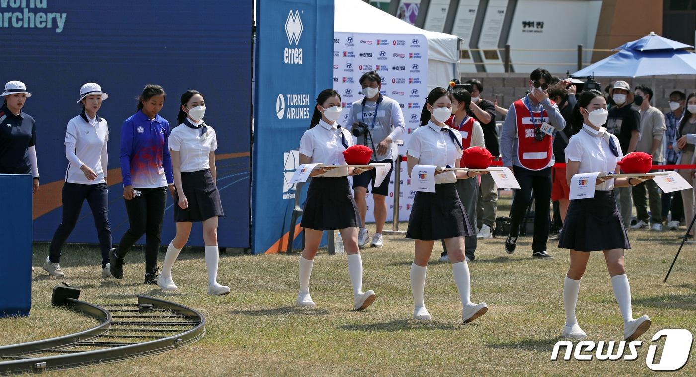 본문 이미지 - 22일 오후 광주 광산구 광주여자대학교에서 열린 '광주 2022 현대 양궁월드컵' 리커브 여자 개인전 시상식에서 시상요원들이 시상대에 들어서고 있다. 2022.5.22/뉴스1 ⓒ News1 황희규 기자
