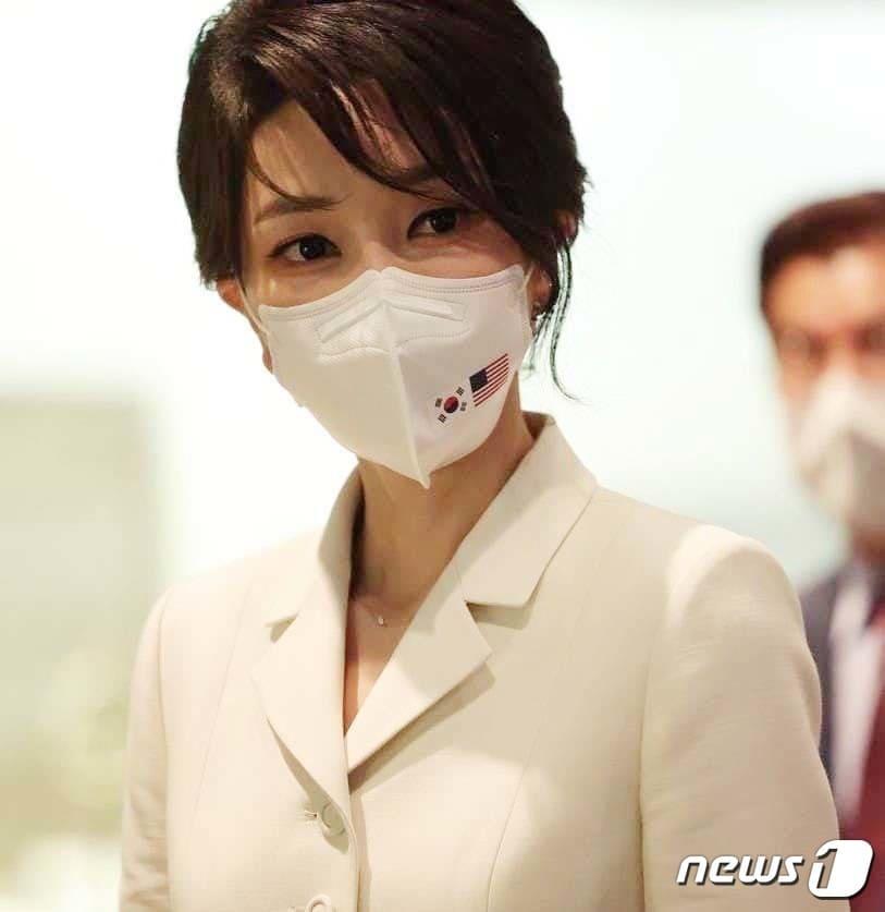 본문 이미지 - 김건희 여사가 지난 21일 오후 서울 용산 국립중앙박물관에서 열린 환영 만찬에 앞서 전시물을 관람하고 있다. (강신업 페이스북) 2022.5.21/뉴스1