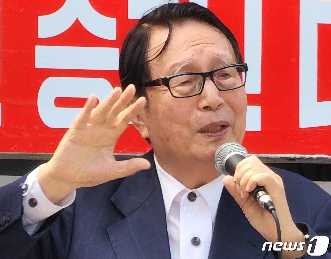 본문 이미지 - 박찬종 변호사가 2022년 5월 22일 경북 구미 선산시장에서 열린 국민의힘 김장호 구미시장 후보 지원 유세를 하는 모습. ⓒ News1 정우용 기자