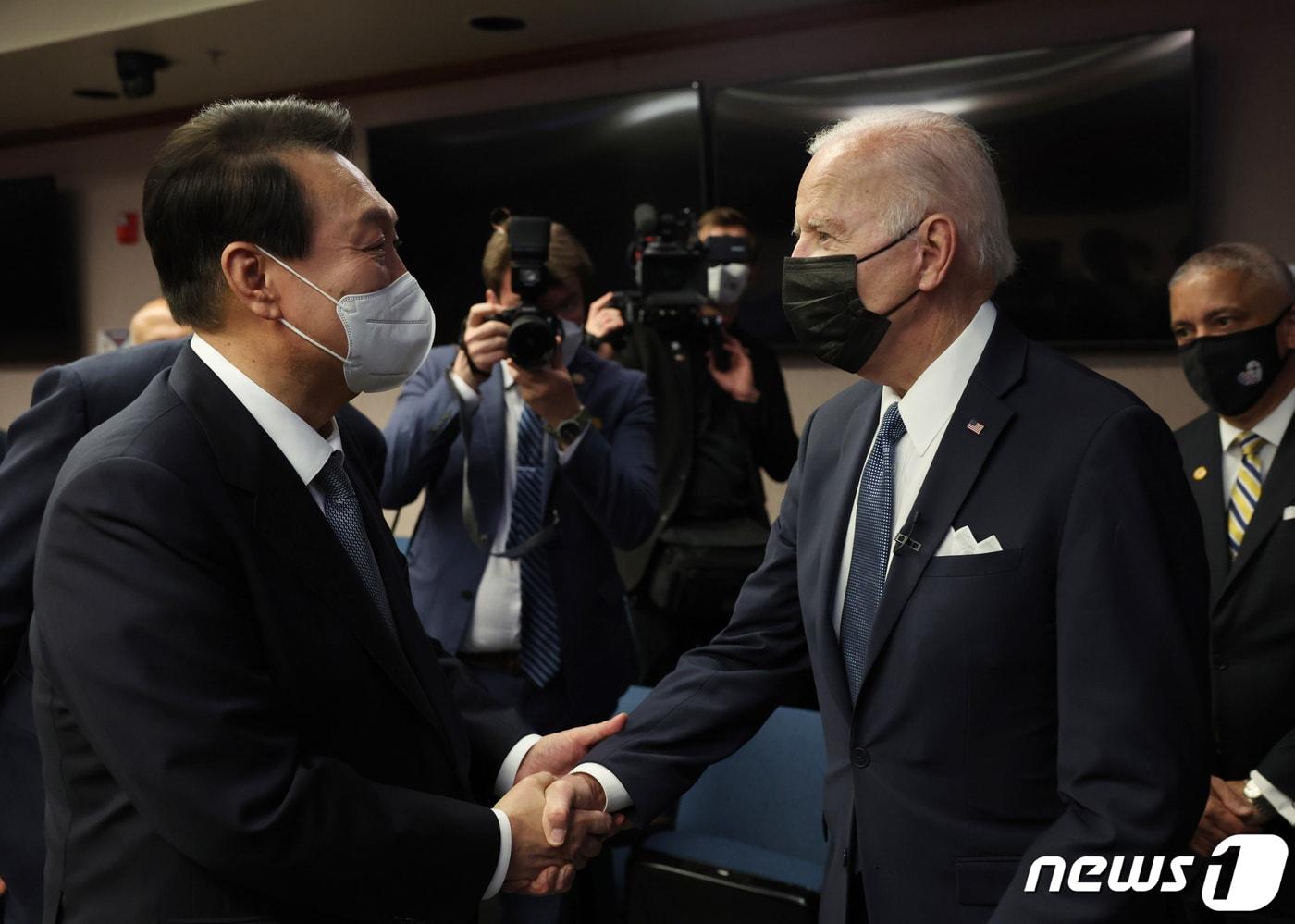 본문 이미지 - 윤석열 대통령과 조 바이든 미국 대통령이 22일 오전 경기도 평택 오산공군작전사령부 항공우주작전본부(KAOC·Korean Air And Space Operations Center)를 방문해 악수를 나누고 있다. (대통령실사진기자단) 2022.5.22/뉴스1 ⓒ News1 안은나 기자