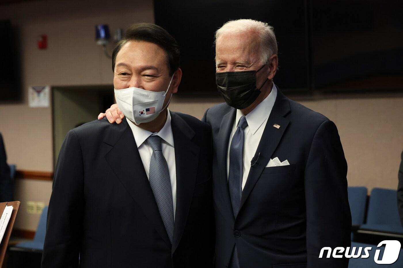 본문 이미지 - 윤석열 대통령과 조 바이든 미국 대통령이 지난해 5월22일 오전 경기도 평택 오산공군작전사령부 항공우주작전본부(KAOC·Korean Air And Space Operations Center)를 방문해 친근하게 대화를 나누고 있는 모습. (대통령실사진기자단) 2022.5.22/뉴스1 ⓒ News1 안은나 기자