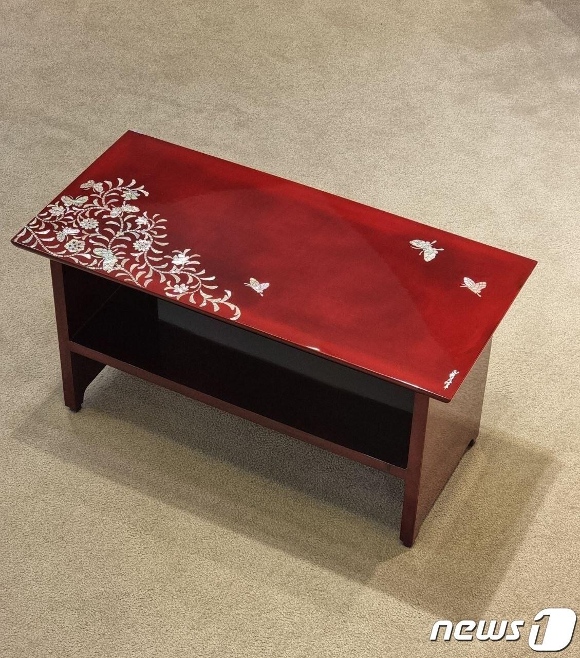 본문 이미지 - 윤석열 대통령이 2박3일 방한 일정을 마치고 떠나는 바이든 대통령에게 ‘나비국화당초 서안’을 선물했다. 대통령실에 따르면 서안은 서책을 볼 때나 손님과 담화를 나눌 때 사용하는 과거 사대부 사랑방의 대표 가구로, 양국 정상의 소통이 앞으로도 원활하고 성공적으로 이뤄지기를 기원한다는 의미를 담고 있다. (대통령실 제공) 2022.5.22/뉴스1 ⓒ News1 안은나 기자