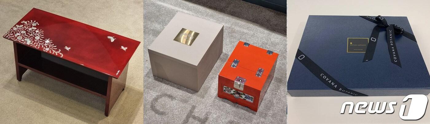 윤석열 대통령이 2박3일 방한 일정을 마치고 떠나는 바이든 대통령에게 선물한 ‘나비국화당초 서안’(왼쪽), 김건희 여사가 질 바이든 여사를 위해 선물한 경대(가운데)와 '마크 로스코전' 도록. (대통령실 제공) 2022.5.22/뉴스1 ⓒ News1 안은나 기자