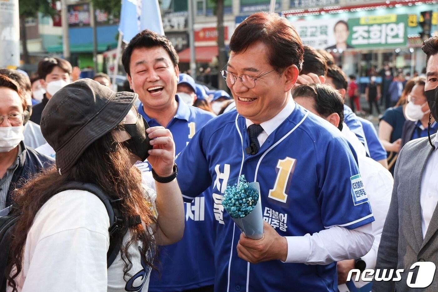 송영길 더불어민주당 서울시장 후보가 22일 서울 은평구 대림시장 앞 유세현장에서 시민들과 만나고 있다. (송영길 후보 캠프 제공) ⓒ 뉴스1