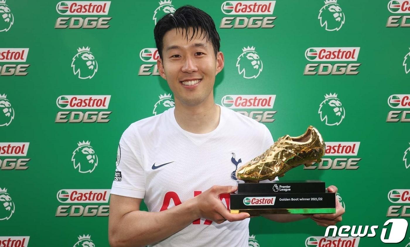 본문 이미지 - 손흥민(토트넘)이 잉글랜드 프리미어리그(EPL) 최종전서 2골을 폭발하며 아시아 선수 최초로 득점왕에 오르는 위업을 달성했다.  (토트넘 구단 SNS)2022.5.23/뉴스1