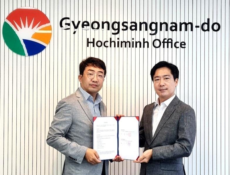 본문 이미지 - 신지민 알스퀘어 베트남 지사장(오른쪽)과 이정만 경상남도 호찌민 사무소장이 상업용 부동산 정보 제공을 위한 업무협약을 체결했다. (알스퀘어 제공) ⓒ 뉴스1