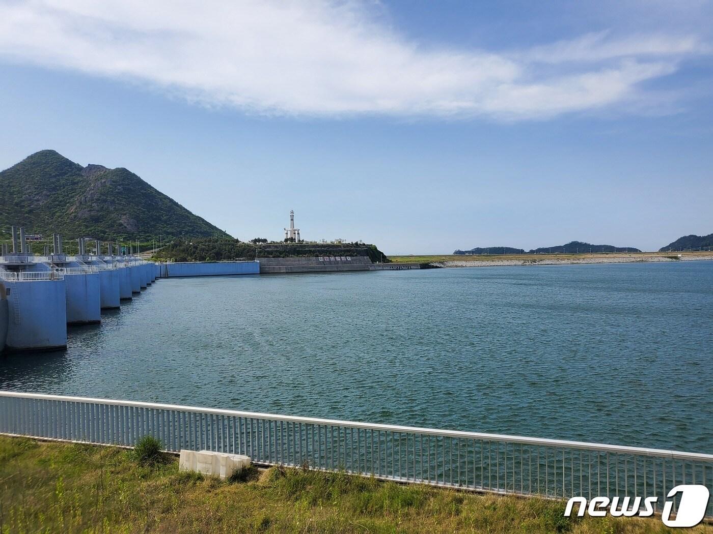 본문 이미지 - 새만금 무궁화공원에서 바라본 신시배수갑문.ⓒ 뉴스1