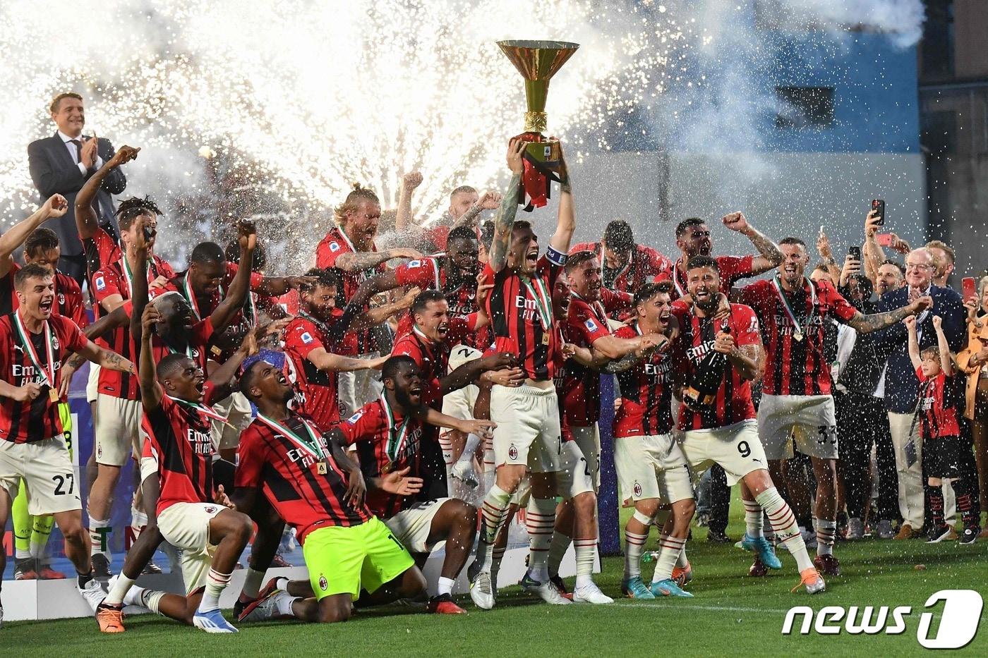 본문 이미지 - 11년 만에 세리에A 정상에 오른 AC밀란. ⓒ AFP=뉴스1