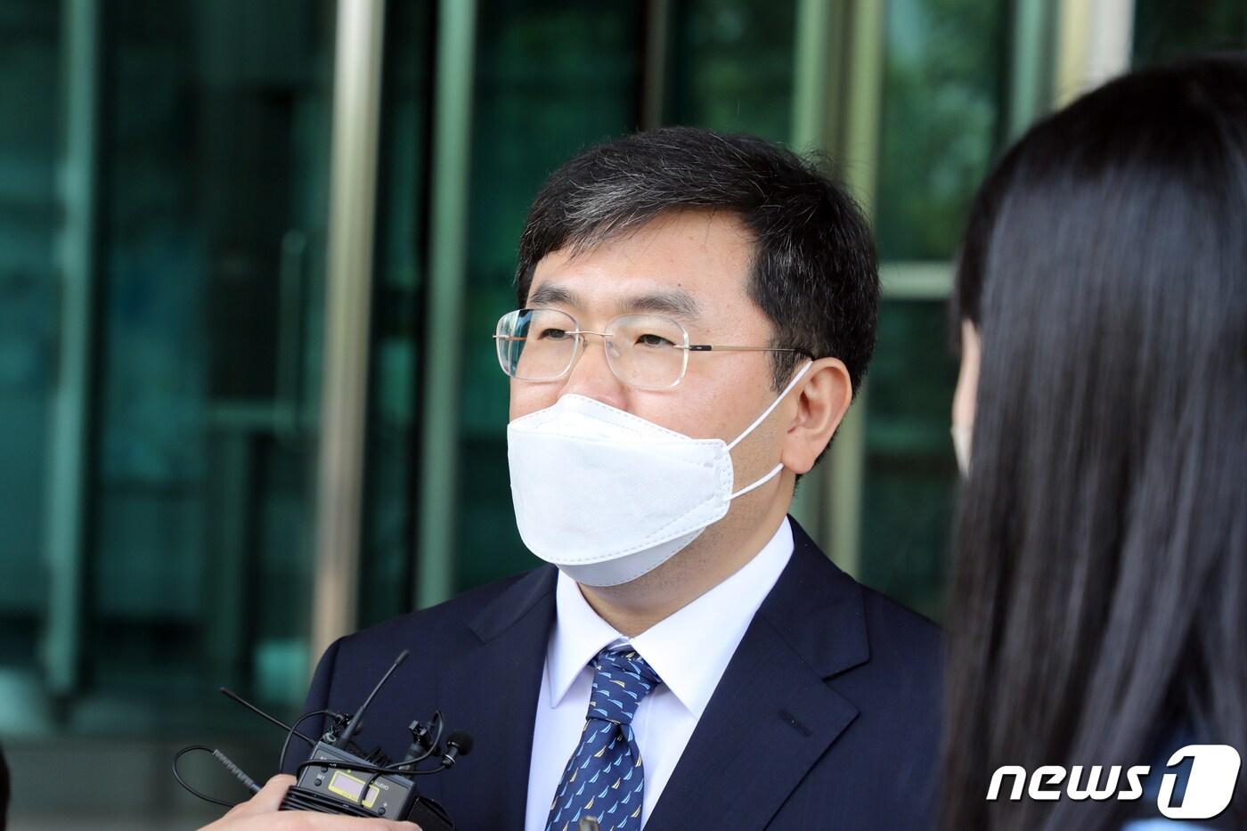 양석조 신임 서울남부지방검찰청장이 23일 오전 서울 양천구 남부지검에서 취임식을 마치고 남부지방법원장과의 만남에 앞서 취재진 질문에 답하고 있다. 2022.5.23/뉴스1 ⓒ News1 황기선 기자