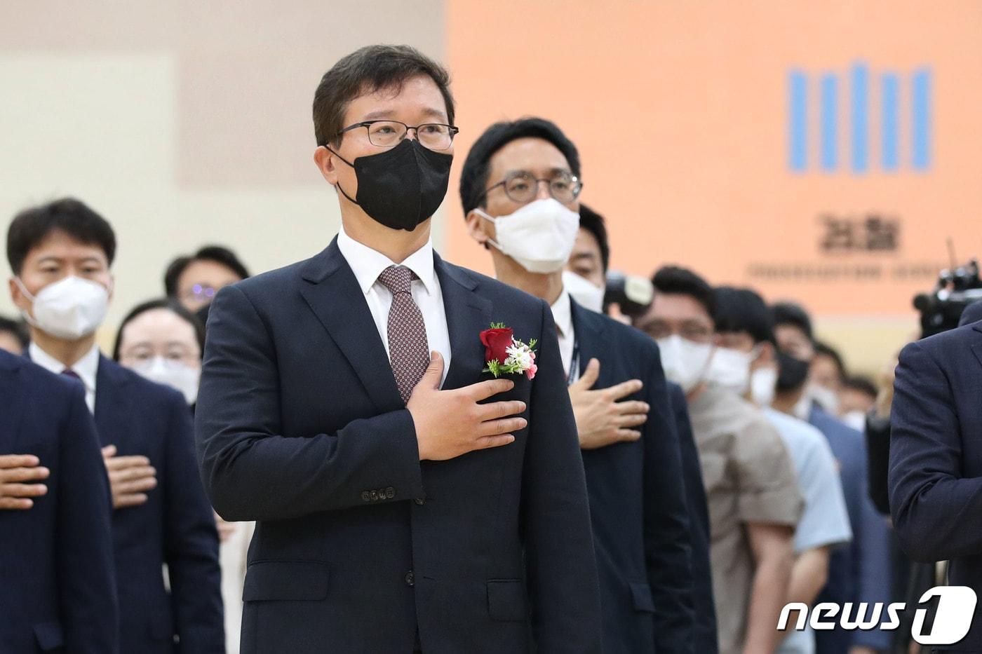 송경호 신임 서울중앙지검장이 23일 오전 서울중앙지검에서 열린 취임식에서 국민의례를 하고 있다. 2022.5.23/뉴스1 ⓒ News1 이광호 기자
