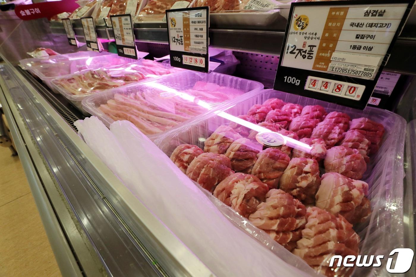 23일 서울시내 한 대형마트에서 삼겹살을 판매하고 있다. 2022.5.23/뉴스1 ⓒ News1 박세연 기자