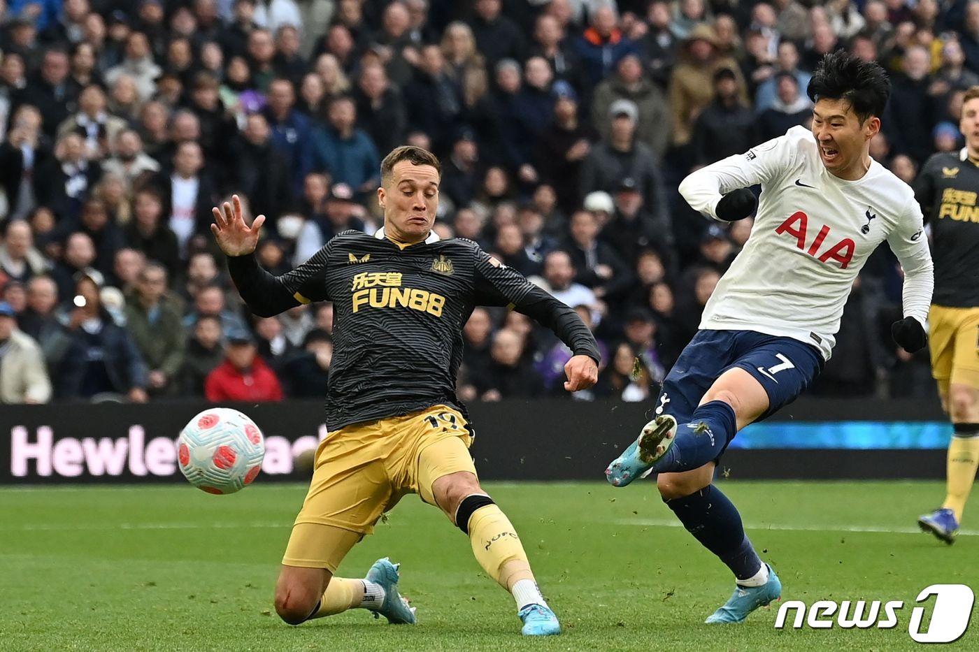 토트넘 홋스퍼의 손흥민(오른쪽)ⓒ AFP=뉴스1