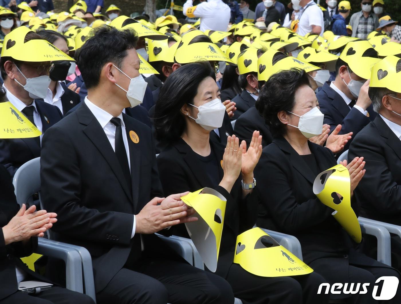 본문 이미지 - 지난 2022년 5월23일 오후 경남 김해시 진영읍 봉하마을에서 열린 노무현 대통령 서거 13주기 추도식에서 권양숙 여사(오른쪽부터)와 딸 노정연, 사위 곽상언 변호사가 자리해 있다./뉴스1 DB