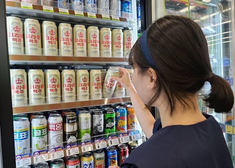 본문 이미지 - CU 크라운맥주 단독 출시.(CU 제공) ⓒ 뉴스1