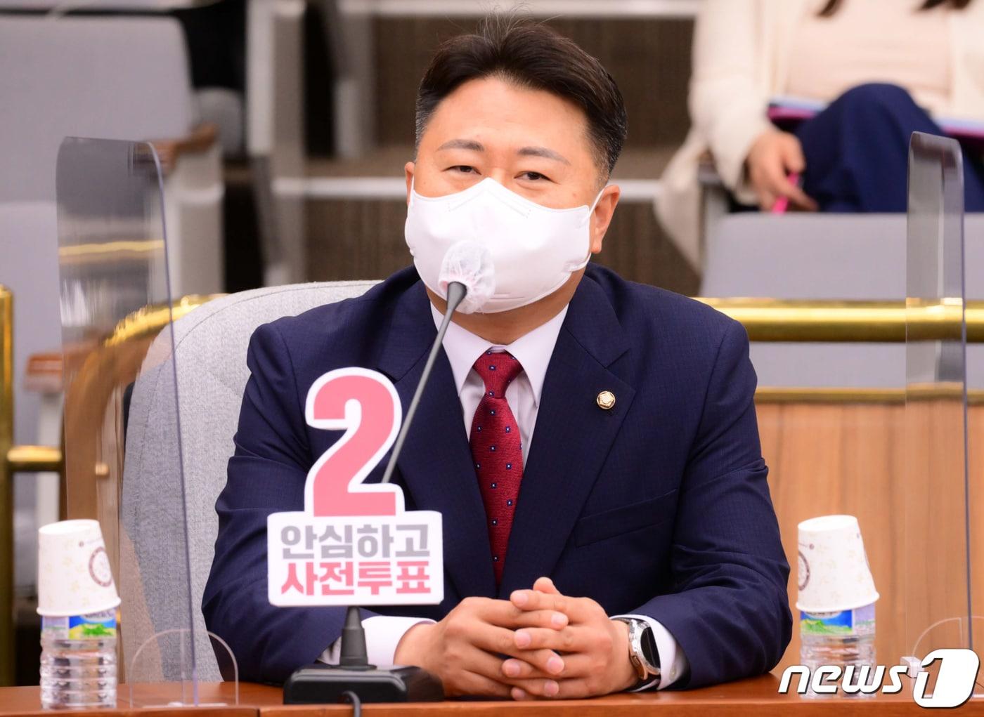 본문 이미지 - 24일 서울 여의도 국회에서 열린 국민의힘 원내대책회의에 앞서 이영 신임 중소기업벤처부 장관의 비례대표를 승계한 노용호 의원이 인사말을 하고 있다. (공동취재) 2022.5.24/뉴스1 ⓒ News1 허경 기자