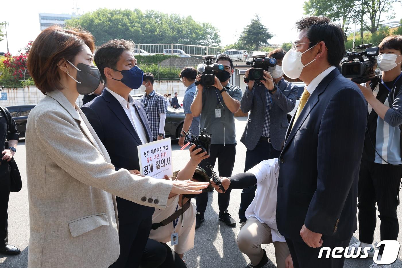 더불어민주당 김영배, 고민정 용산파괴저지 및 용산미래 100년 지키기 운동본부 공동본부장이 24일 오전 서울 용산구 국방부 서문 면회실에서 대통령집무실 졸속 이전에 대한 항의 서한 전달을 위해 대통령 정무수석 비서관(오른쪽)과 대화하고 있다. 2022.5.24/뉴스1 ⓒ News1 국회사진취재단