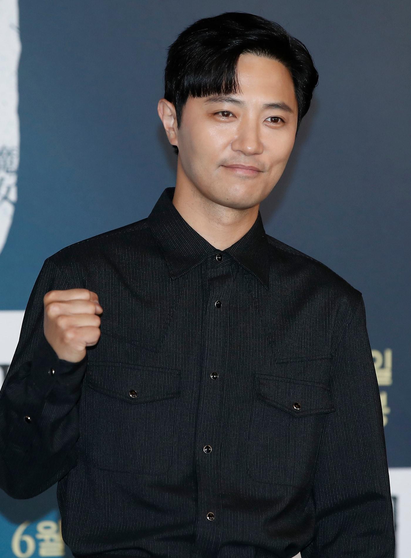 본문 이미지 - 배우 진구가 24일 서울 JW 메리어트 동대문 스퀘어 서울에서 열린 영화 '마녀 Part2. The Other One'(마녀2) 제작발표회에서 포즈를 취하고 있다. ‘마녀2’(감독 박훈정)는 초토화된 비밀연구소에서 홀로 살아남아 세상 밖으로 나오게 된 소녀 앞에 각기 다른 목적으로 그를 쫓는 세력들이 모여들면서 벌어지는 일을 그린 액션 영화이다. 2022.5.24/뉴스1 ⓒ News1 권현진 기자