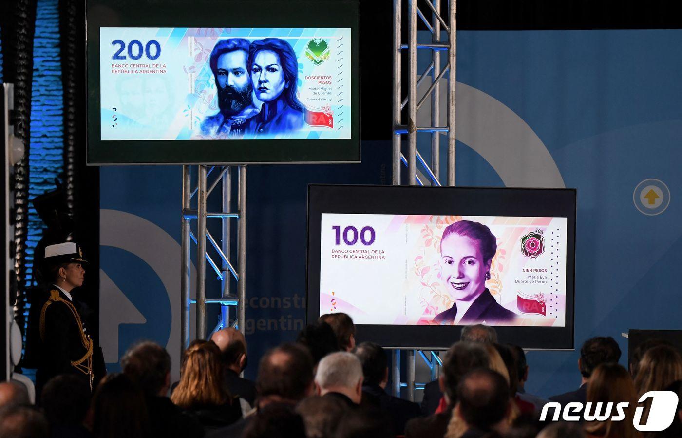 아르헨티나 중앙은행은 23일(현지시간) 신형 100페소권에 에바 페론이 다시 등장한다고 밝혔다. 사진은 부에노스아이레스 대통령궁(핑크하우스) 200주년 기념관에 신권이 전시된 모습. 200페소에 담긴 우측 여성은 라틴아메리카 독립전쟁의 여성 영웅' 후아나 아수르두이다. 2022. 5. 23. ⓒ AFP=뉴스1 ⓒ News1 최서윤 기자