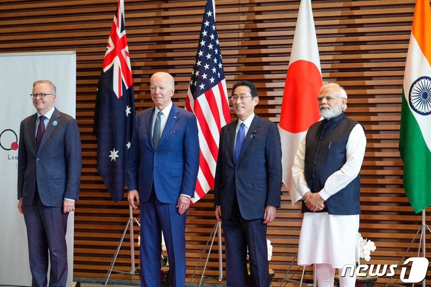 본문 이미지 - 조 바이든 미국 대통령과 기시다 후미오 일본 총리, 나렌드라 모디 인도 총리, 앤서니 알바니스 호주 총리가 24일(현지시간) 도쿄 총리 관저에서 열리는 쿼드 정상회의에 앞서 포즈를 취하고 있다. ⓒ AFP=뉴스1 ⓒ News1 우동명 기자