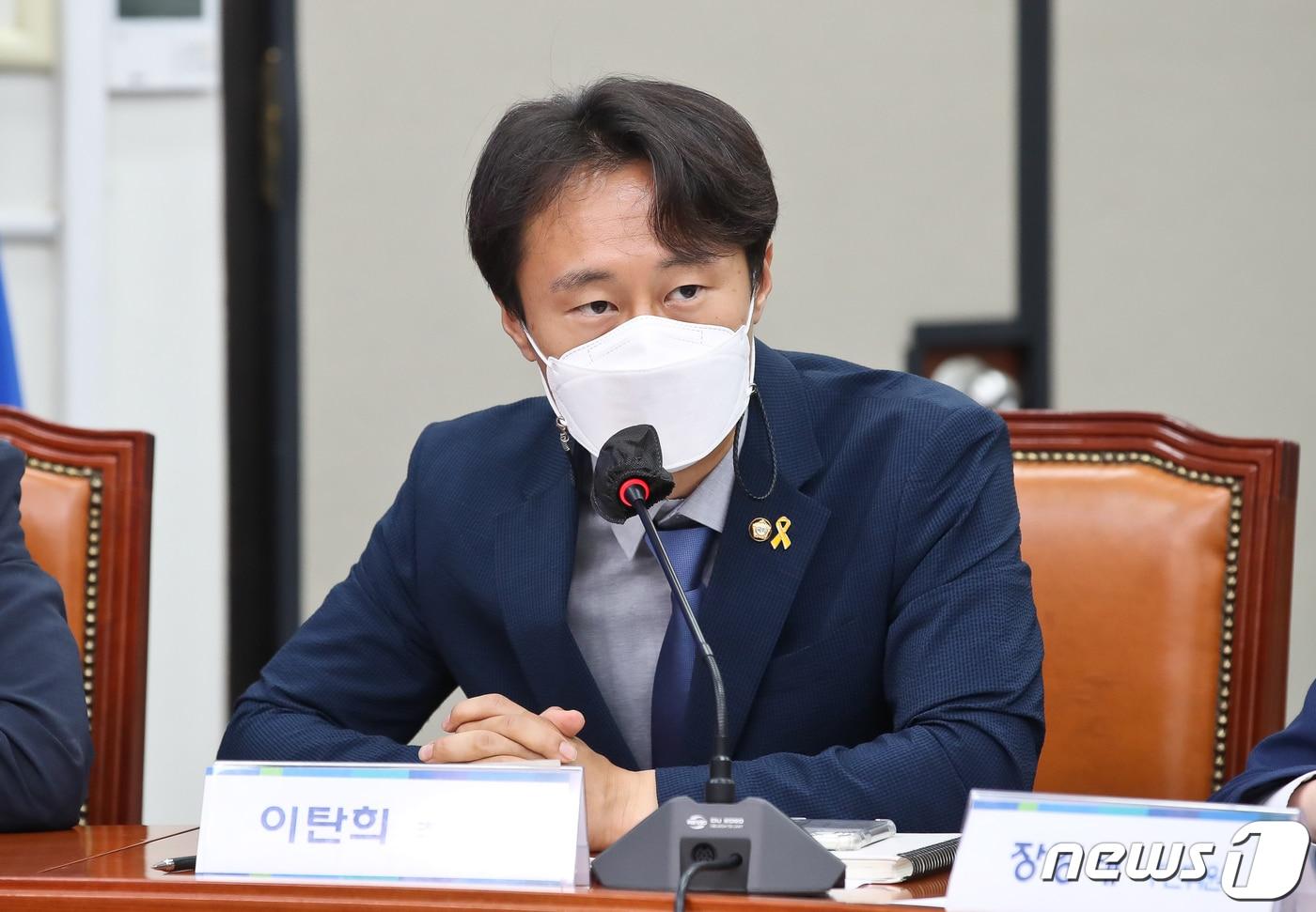 본문 이미지 - 24일 서울 여의도 국회에서 열린 더불어민주당 국민통합 정치교체추진위원회 출범식 및 1차회의에서 이탄희 추진위원이 발언하고 있다. (공동취재) 2022.5.24/뉴스1 ⓒ News1 허경 기자