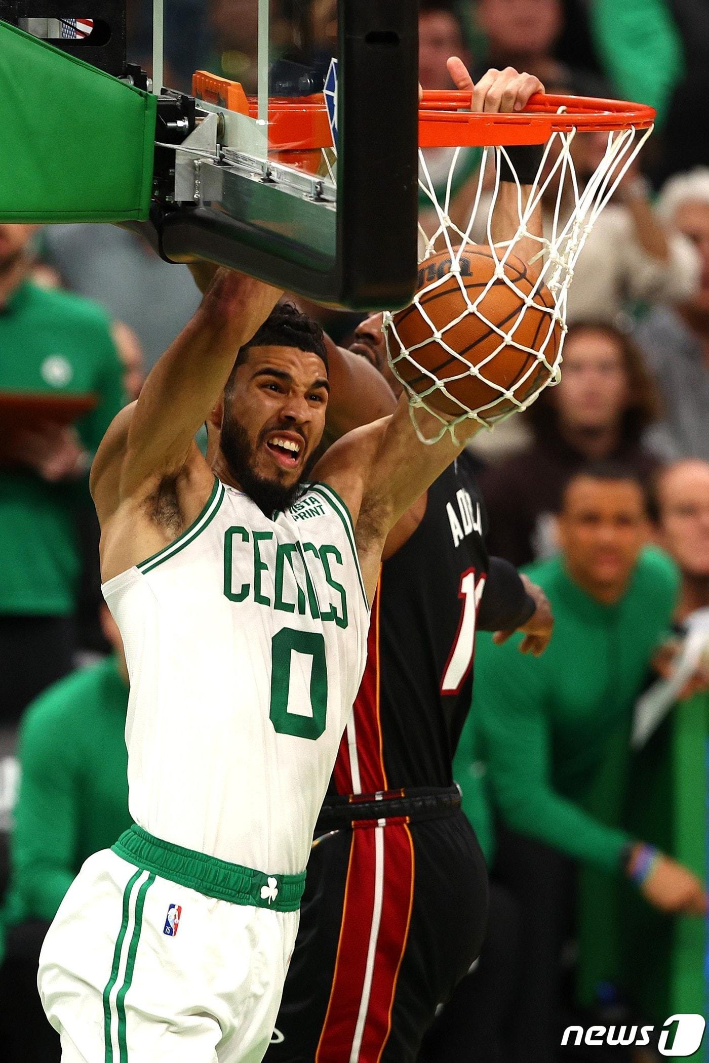 본문 이미지 - 보스턴 셀틱스가 24일(한국시간) 열린 2021-22 NBA 동부 콘퍼런스 파이널 4차전에서 마이애미 히트에 20점 차 대승을 거뒀다. ⓒ AFP=뉴스1