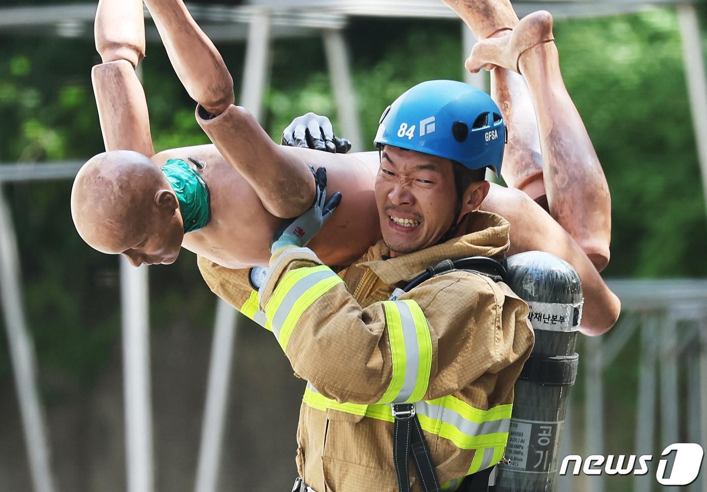 본문 이미지 - 24일 오전 경기 용인시 처인구 경기도소방학교에서 열린 '2022 경기도 소방기술 경연대회'에서 참가자가 기량을 뽐내고 있다. 2022.5.24/뉴스1 ⓒ News1 경기사진공동취재단