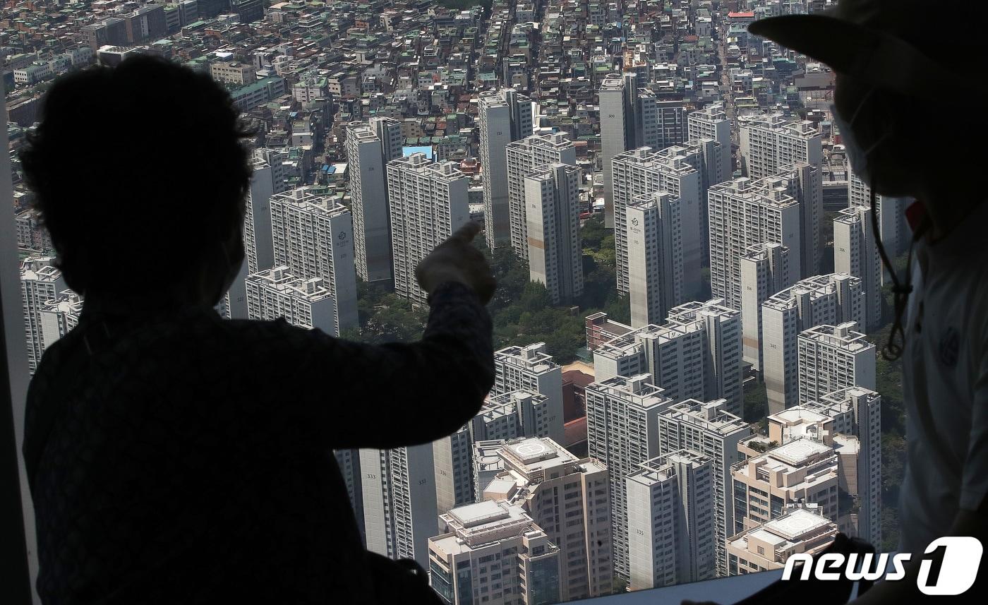 서울 송파구 롯데월드타워 전망대 서울스카이에서 바라본 서울 시내 아파트 모습.ⓒ News1 임세영 기자